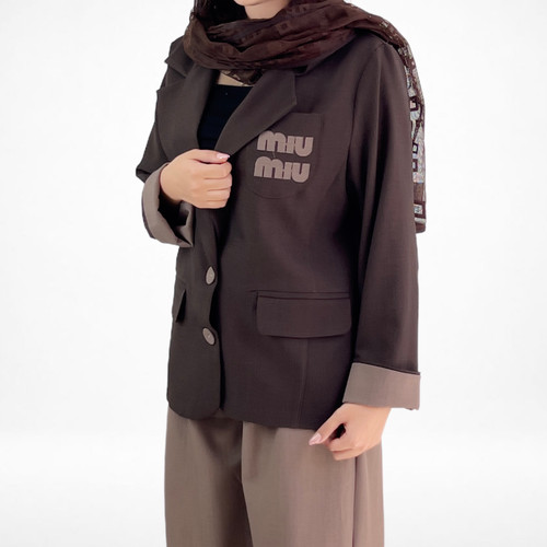 ست کت و شلوار قهوه ای برای مدل miu miu